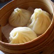 ぷりぷりの海老がぎっしりの海老餃子や上海風のスープが溢れ出る小籠包など点心が充実しているのも嬉しい。