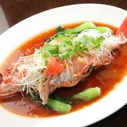 新鮮な魚を一尾まるごと姿蒸しにする『清蒸鮮魚』に使う魚は、毎朝市場でキンキやガシラやキアラといった魚の中から、その日一番良い状態のものを厳選しています。