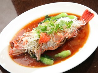 『清蒸鮮魚』は、旬の魚を繊細な味付けと豪快な盛り付けで