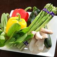 冷凍野菜は使わずに生の野菜だけを使います。旬の野菜は味が濃くて歯触りがいい。そういった野菜でないと本格中華料理には使えないのです。繊細な味付けの本格中華料理で季節を味わっていただきたいと思っています。