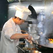 【暢暢】の厨房の清潔感には特に気を遣っているからです。汚れや匂いのない空間で作られ、清潔感があり広々とした空間で召し上がっていただけてこそ「本格」だと言えるのではないでしょうか。