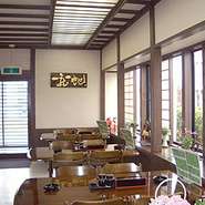 四季の織りなす自然豊かな食の秋田。店内は和を基調としており、明るい雰囲気を醸し出す。42年の時を経ても変わらず愛されてきた寿楽の自慢のお料理をお楽しみ下さい。