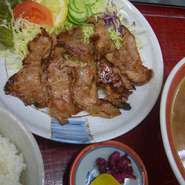豚肩ロース肉の焼き肉（生野菜付き）に醤油味ラーメンと秋田米ご飯の大満足セット。