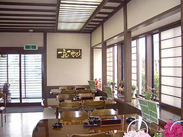 落ち着いた和風の店内