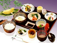 ランチにみね久のミニ会席はいかがでしょうか。
内容は、小鉢、刺身、茶碗蒸し、炊き合わせ、温泉湯豆腐、てんぷら、ごはん、赤だし、デザートとなっております。
旬のさかなと季節の野菜をお楽しみいただけます。