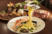 【乾杯ドリンク付き★土日祝限定】
スパークリングワインで乾杯！選べるパスタや牛肉のタリアータ、3種のドルチェなど
