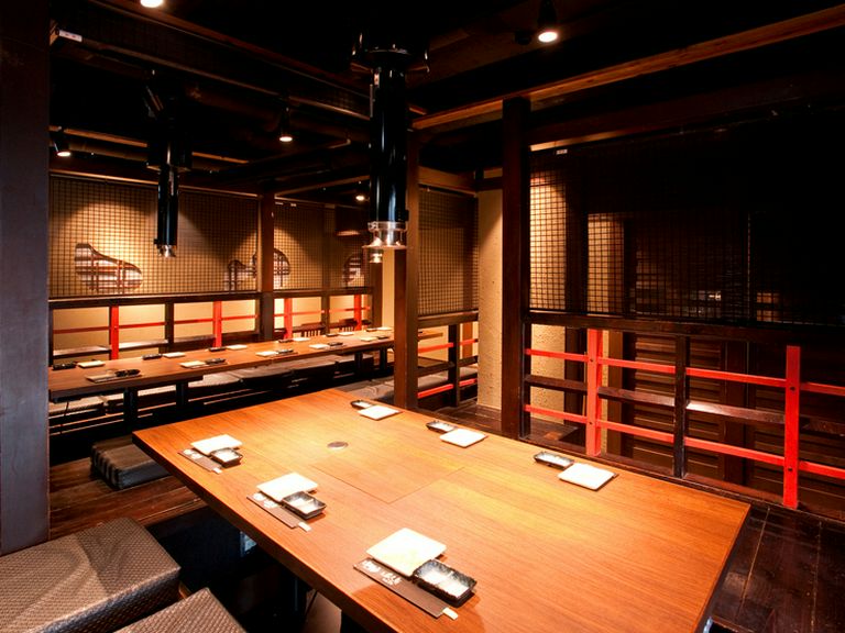 ライトダウンされた落ち着ける雰囲気のお店