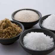 アンデスの紅塩、マルドンクリスタル、玉藻塩、ゲランドの塩など。日本の他海外からも厳選した塩を用意。