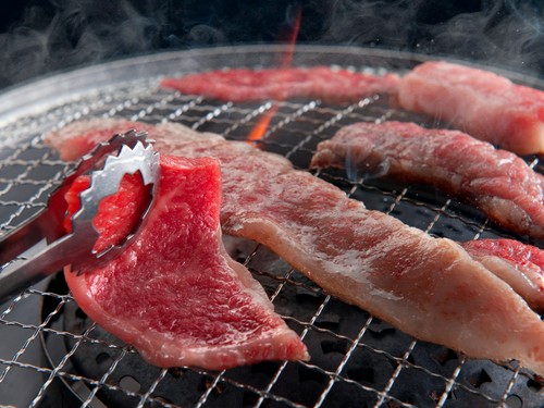 目の前でジュージュー焼いて、あつあつのところを食べられます