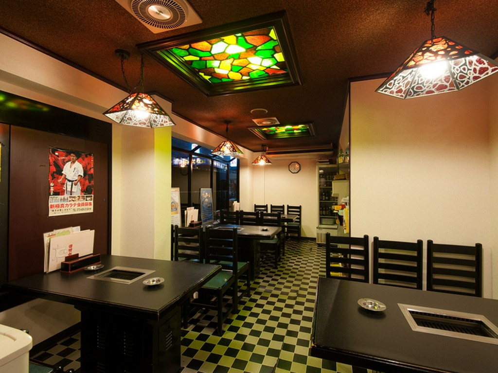 焼肉を囲んで、楽しい一家団らんを