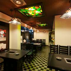 焼肉を囲んで、楽しい一家団らんを