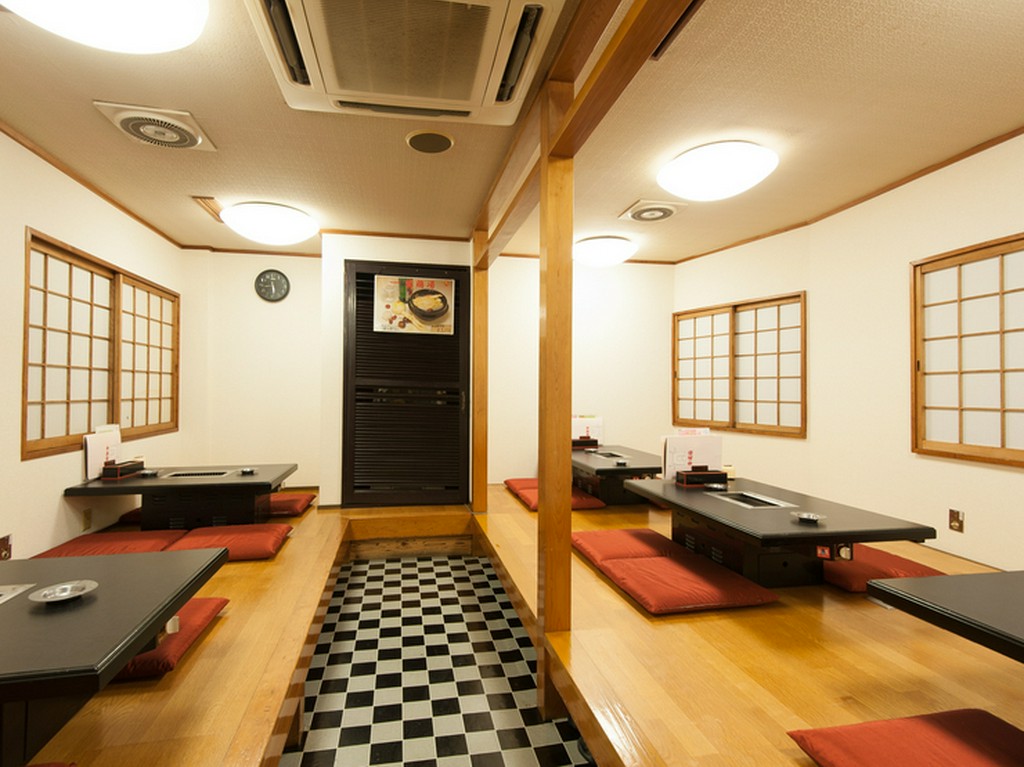 焼肉で、仕事仲間やオフ会など、大勢で盛り上がる