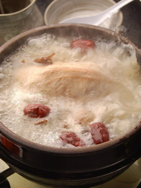 薬膳の旨みとコラーゲンがたっぷり入った　『サムゲタン』