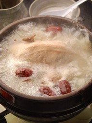薬膳の旨みとコラーゲンがたっぷり入った　『サムゲタン』
