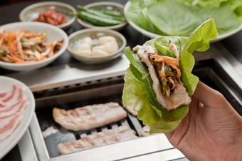 野菜と一緒に楽しめる　『黒豚サムギョプサル』