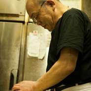 「タレ、キムチ、スープをはじめすべて自家製にこだわています。」と語るのは、大阪などで修行し、この店で25年（2012年12月現在）、焼肉・韓国料理一筋43年の料理人・松浦清さん。長年の経験で培った目で食材を吟味・厳選し、その技と感覚で、タレやキムチをはじめすべて一から手作りを心がけています。約40年の腕でふるまわれる逸品を、ぜひご賞味ください。　