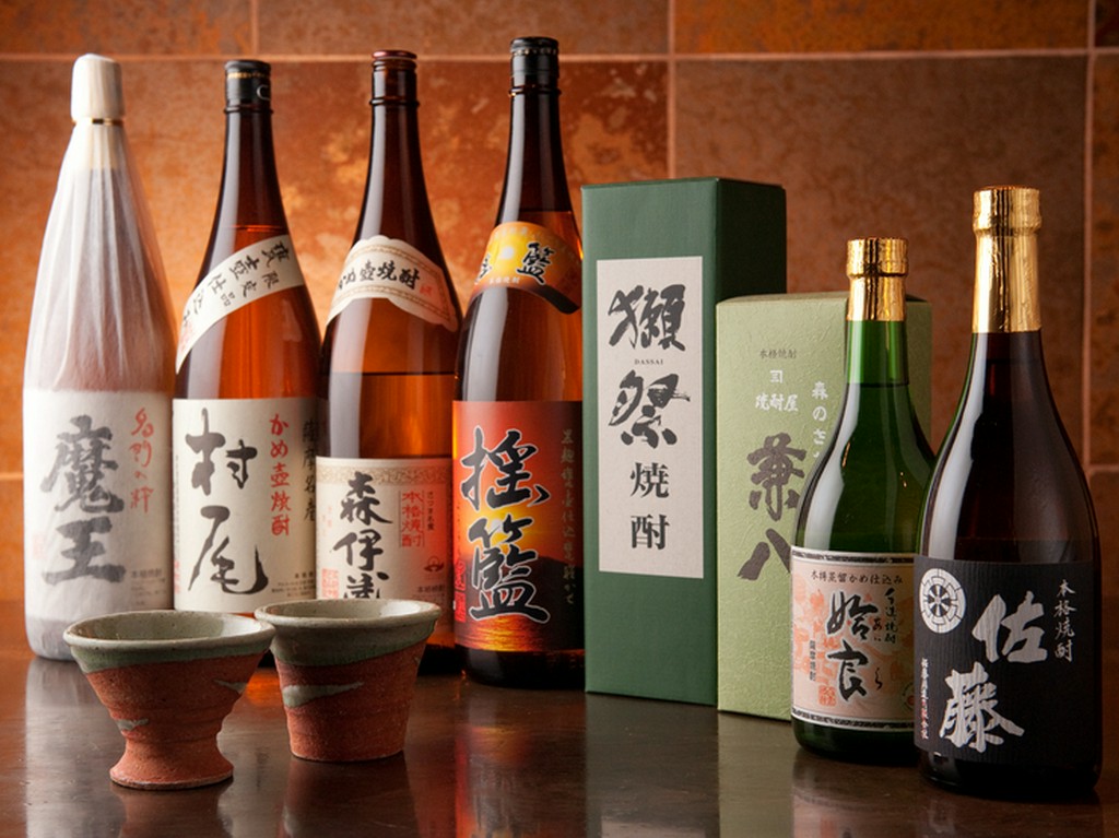 オーナー自ら厳選した数々の焼酎は種類豊富で料理に合います！