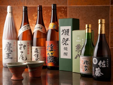 オーナー自ら厳選した数々の焼酎は種類豊富で料理に合います！