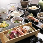 イメージコンセプトは“銀座の大人の隠れ家”　竹の庵では特選素材で「和」を演出いたします。 テーブル個室、カウンター席でのお食事ですので、皆様だけのお時間をお楽しみいただけます。