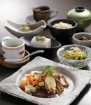茶碗蒸し・サラダ・味噌汁・小鉢・ご飯（玄米or白米）・ドリンク付きの豪華日替りランチ！ 