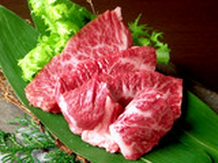 特製の塩タレで提供される、濃厚な味わい『和牛サガリ』