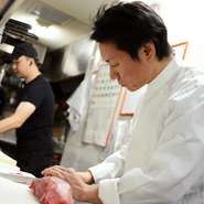 お客様の会話から好きな食材や苦手な食材をリサーチして、日々のメニュー開発に役立てています。食材はA5ランクの黒毛和牛を厳選して仕入れていますが、この道20年の目利きを生かしていい和牛を仕入れています。