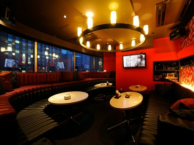 夜には夜景も楽しめる、豪華な空間