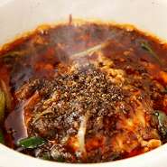 辛いけど後を引く逸品。やわらかい豆腐の口当たりと、山椒などスパイスの刺激的な辛さで、奥深い味わい。