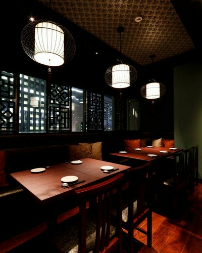 格子越しに写る”8階の夜景を独占”【完全個室】