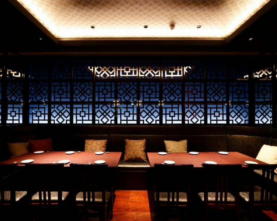 格子をシルエットに浮かび上がるブルー壁の”スタイリッシュ空間