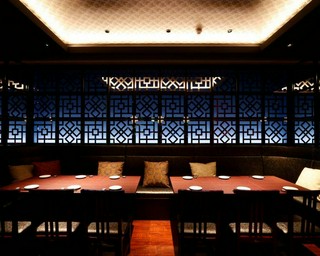 格子をシルエットに浮かび上がるブルー壁の”スタイリッシュ空間