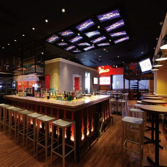 大人の遊び心を演出。ダイナミックなバーエリア