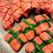 しっかり熟成させたタンで、刻みネギを包み込んで巾着にした人気の逸品です。一度食べたらやみつき間違いなし。予約者のみが食べることができる贅沢です。（事前予約が必要なメニューです）