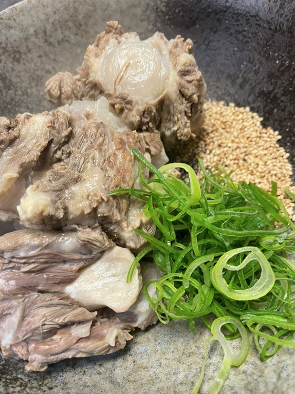 牛テールの旨味を味わえる。丹精込めて長時間煮込んだ極上の一品『テール蒸し』