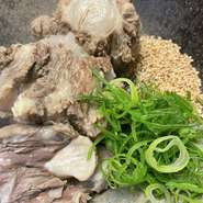 希少部位である牛テール。コラーゲンが豊富で旨味が詰まっているのが特徴です。そんな部位を、丹精込めて長時間煮込んだ極上の一品が『テール蒸し』。ぜひ賞味あれ。