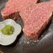 店主がこだわって仕入れる黒毛和牛は、産地ではなくその日の質で選びます。クセのないさっぱりとした味わい『ヘレ』は、赤身の中にきめ細かなサシが伸びており、火入れからわずかな時間で脂が溶け始めていきます。