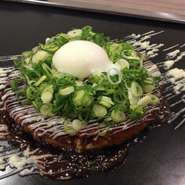 ダシは良質な利尻昆布と最高級の鰹節、風味豊かな帆立貝柱をたっぷり使用して天然水でじっくりと旨みを引き出しています。お好み焼きのメインの豚肉は岩手県産岩中豚を使用。安全で美味しい最高級の銘柄豚です！