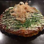 お好み焼き、もんじゃ、焼きそばは焼いてお持ちします。