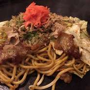 モッチモチの太麺を豪快に焼き上げます。
濃厚な自家製ソースがよくからみます。