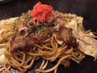 モッチモチの太麺を豪快に焼き上げます。
濃厚な自家製ソースがよくからみます。