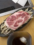 岩手県産岩中（いわちゅう）豚の肩ロースです。