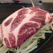 お好み焼き、もんじゃ、焼きそばに使用する豚肉は、全て岩中豚です。安全で美味しい最高級の銘柄豚。
