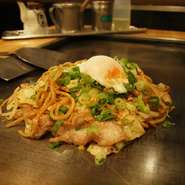 モチモチの太麺焼きそばにガーリック、九条ネギ、温泉卵をのせた、一度食べたらやみつき間違いなしの一品。