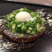 九条ねぎの食感＆甘み、岩中豚の濃厚な旨味。お好み焼きの一番人気。