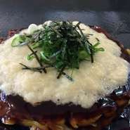 昆布と厚削りの節をたっぷり使い出汁をとります。そこに鶏スープを合わせ、隠し味に貝柱を。