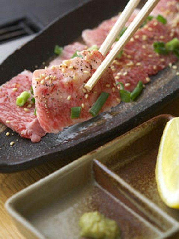 鉄板でカルビを焼く幸せ