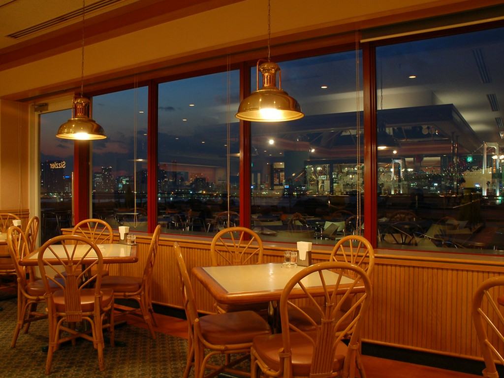 夜はお台場の夜景をお楽しみください