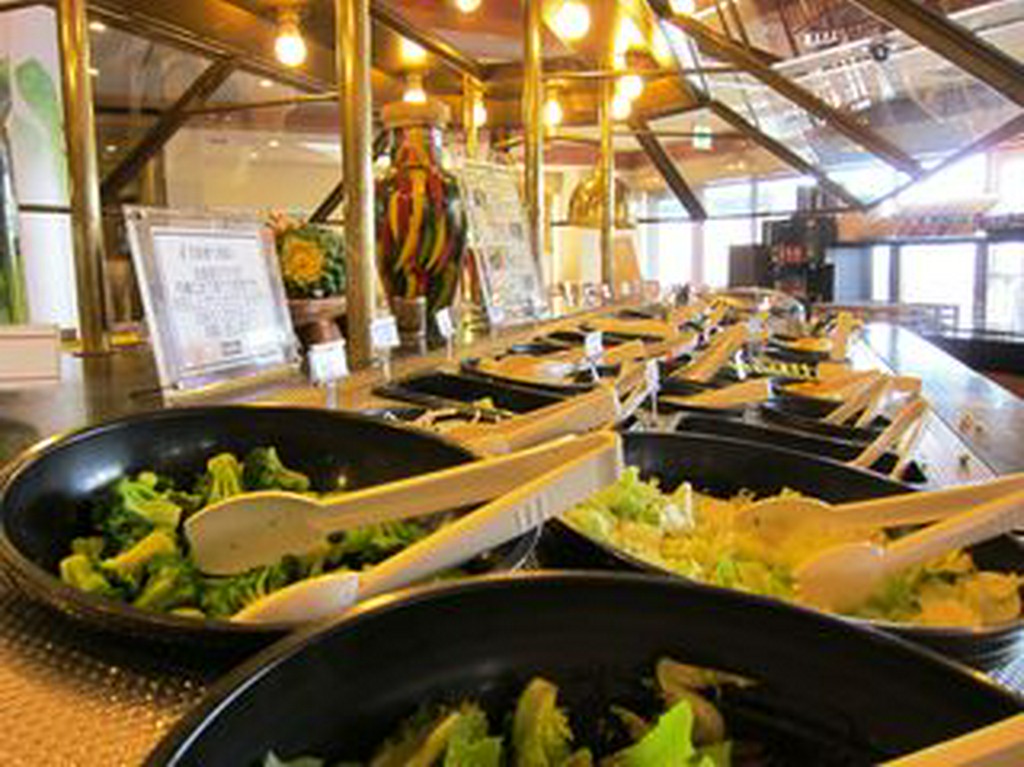 店内中央のサラダバー