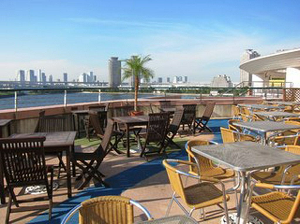 開放的なテラス席だけでも100席以上