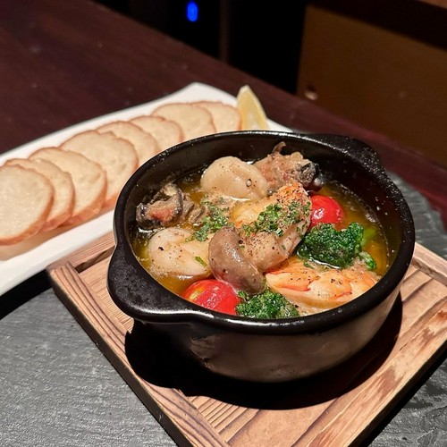 魚介をふんだんに使った具沢山のアヒージョ